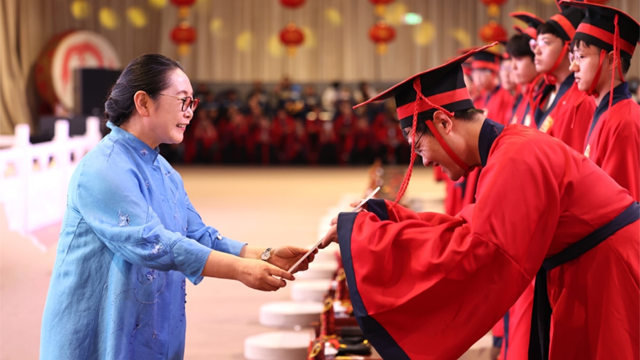 金秋扬帆，，，，，，逐梦远航！彩友会学子成人礼仪式